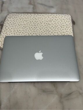 Apple Silver MacBook with Classic Apple Logo does not power on